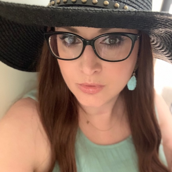 Meet your Posher, Andrea - Picture 4 of 6